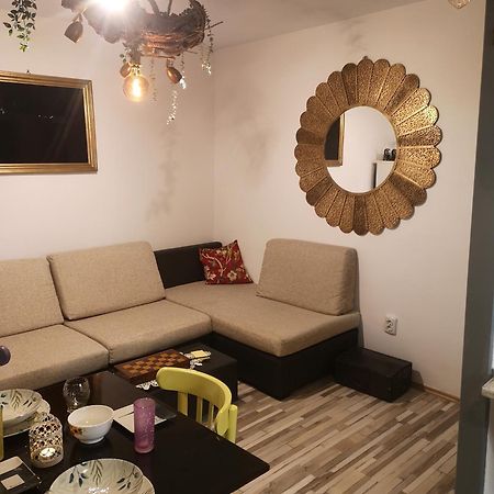 Little Modern Folk Apt Apartment Vălenii de Munte Exterior foto